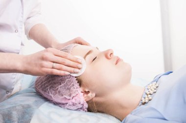 Güzellik salonda yüz temizliği