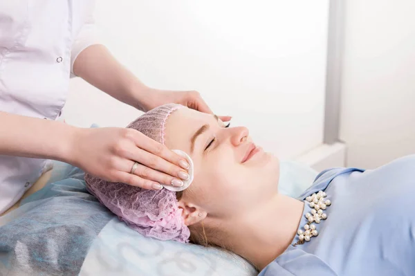 Cleaning face in beauty salon — Stock Photo, Image