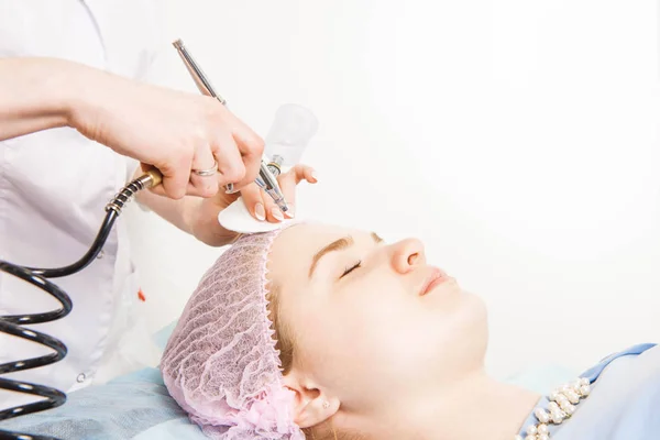 Kosmetologe führt die Verjüngungskur durch — Stockfoto
