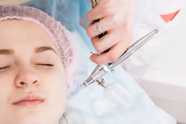 Cosmetologist performs the rejuvenation procedure — Stock Photo, Image