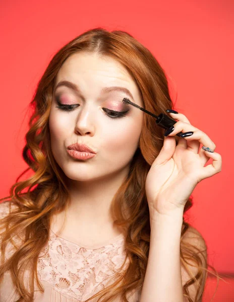 Mladá žena použitím make-upu — Stock fotografie