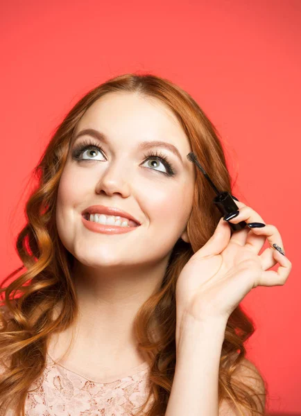 Mujer joven aplicando maquillaje — Foto de Stock