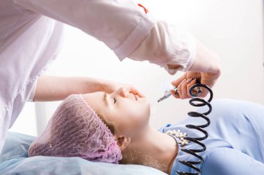 Güzellik uzmanı gençleştirme işlemi gerçekleştirir