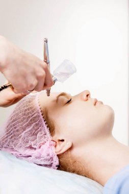 Güzellik uzmanı gençleştirme işlemi gerçekleştirir