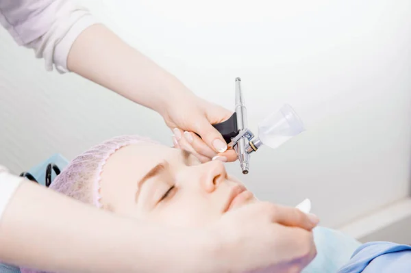 Kosmetologe führt die Verjüngungskur durch — Stockfoto