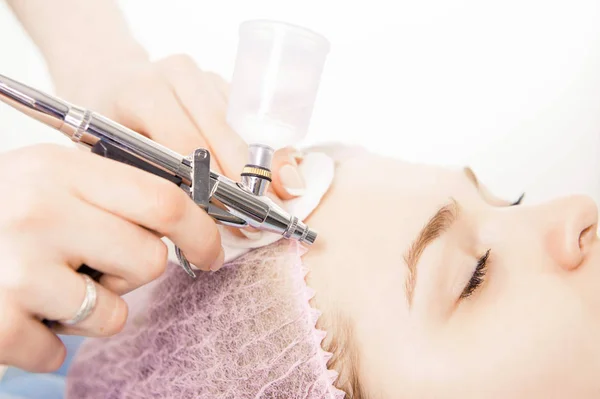 Cosmetologo esegue la procedura di ringiovanimento — Foto Stock