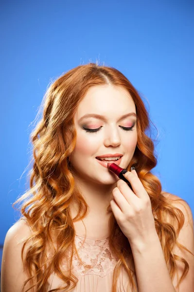 Jonge roodharige vrouw met lippenstift — Stockfoto