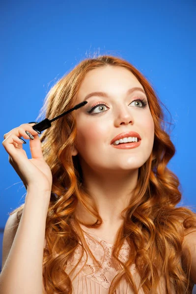 Jonge vrouw toepassing make up — Stockfoto
