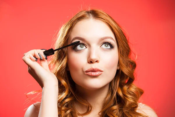 Young woman applying make up — Stock Photo, Image