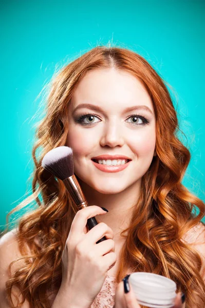 Belleza chica con maquillaje cepillos — Foto de Stock