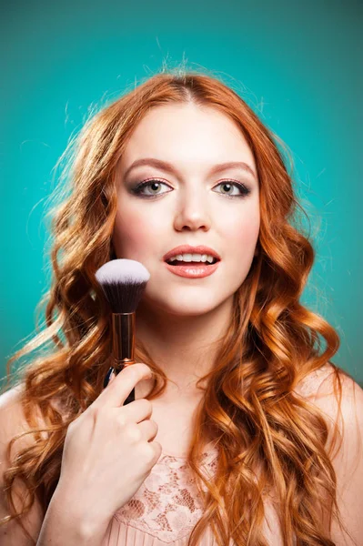 Schoonheid meisje met make-up borstels — Stockfoto