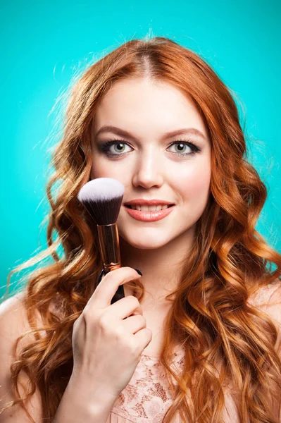 Schoonheid meisje met make-up borstels — Stockfoto