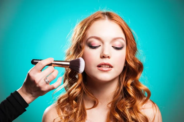 Master inflicts brush powder on the face of the girl — Stock Photo, Image