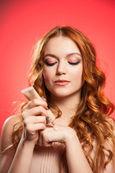 Belleza mujer sonriendo aplicando crema — Foto de Stock