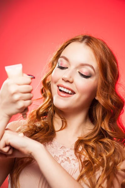 Beauty woman smiling applying cream — Stock Photo, Image