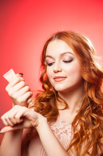 Schoonheid-vrouw die lacht toepassen crème — Stockfoto