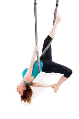 Tek kadının hava yogawith bir hamak yapması ters
