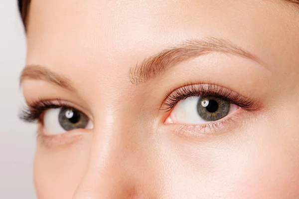 Primer plano de ojo femenino con maquillaje de día — Foto de Stock