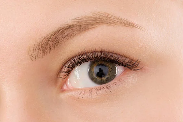 Primer plano de ojo femenino con maquillaje de día — Foto de Stock