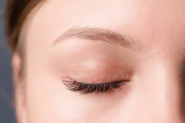 Primo piano colpo di occhio femminile con trucco giorno — Foto Stock