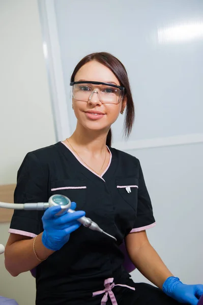 Feliz jovem dentista feminino — Fotografia de Stock