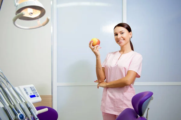 Női fogorvos, mosolygó, és egy pénzzel — Stock Fotó