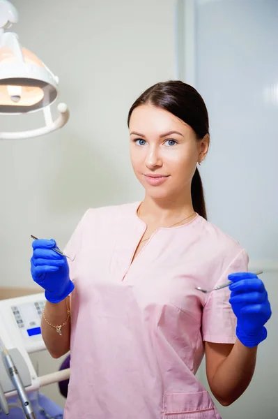 Jovem dentista feliz sobre o fundo do consultório médico — Fotografia de Stock