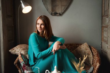 Kanepe çok güzel genç bayan