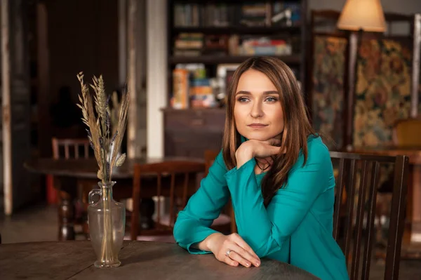 Portret van mooie vrouw op kamer — Stockfoto