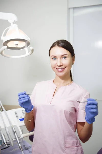 Glücklich junge Zahnärztin über medizinische Praxis Hintergrund — Stockfoto