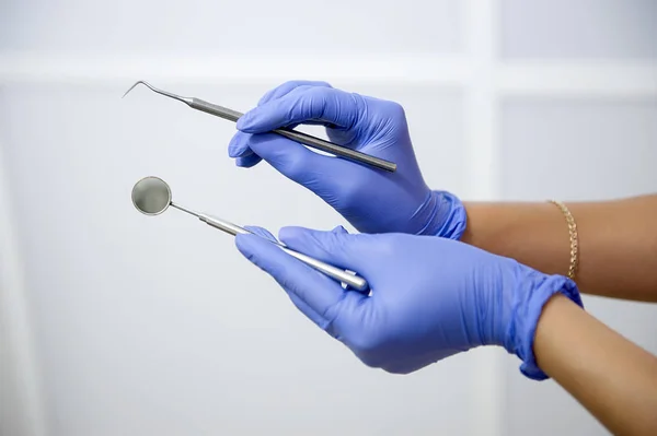 Dentista mostrando ferramentas — Fotografia de Stock