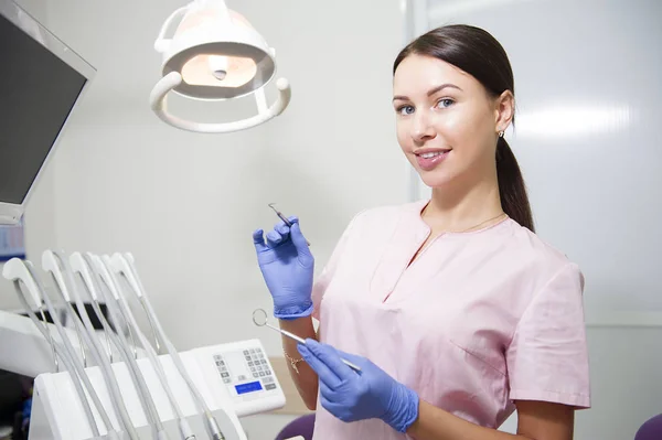 Boldog fiatal női fogorvos orvosi rendelő háttér felett — Stock Fotó