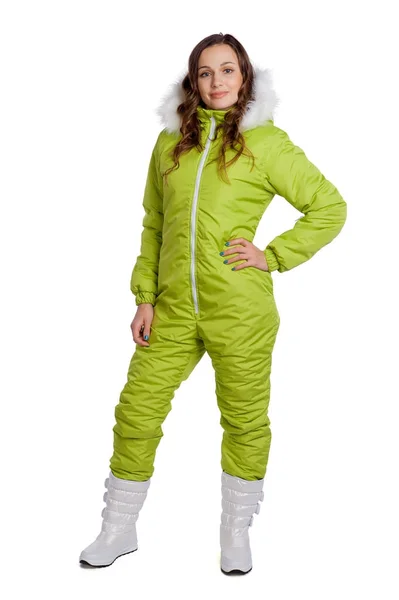 Kış giysileri içinde duran genç kadın — Stok fotoğraf