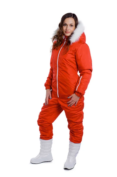 Kış giysileri içinde duran genç kadın — Stok fotoğraf