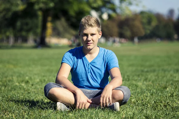 Jongen in het gras — Stockfoto