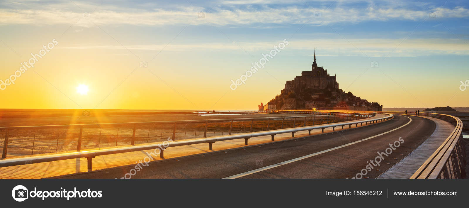 Route Vers Le Mont Saint Michel Au Coucher Du Soleil