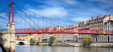 Lyon kırmızı yaya köprüsü manzarasına 