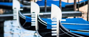 tipik Venedik gondol