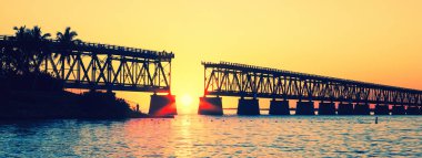 Günbatımı ile ünlü kırık köprü