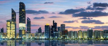 Gün batımında Abu Dhabi Skyline görünümü