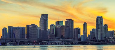 gün batımında şehir miami florida
