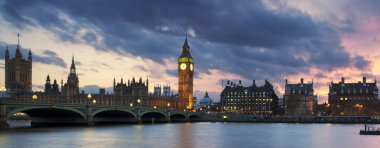 Londra'da gün batımında Big Ben saat kulesi