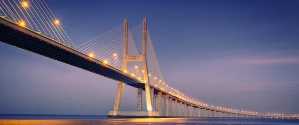 Alba sul ponte Vasco da Gama — Foto Stock