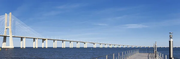 Weergave van de grote vasco da gama brug — Stockfoto