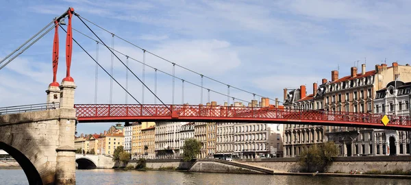 Spirito rosso del ponte pedonale — Foto Stock