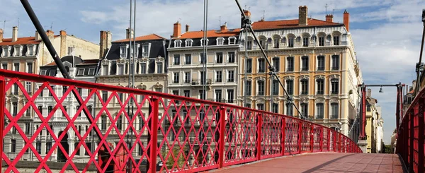 Красный пешеходный мост — стоковое фото