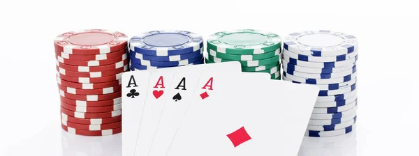 Покерні чіпи та карти — стокове фото