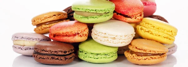 Macarons op witte achtergrond — Stockfoto