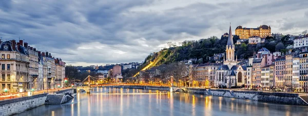 Lyon şehri akşam nehirde Saone — Stok fotoğraf