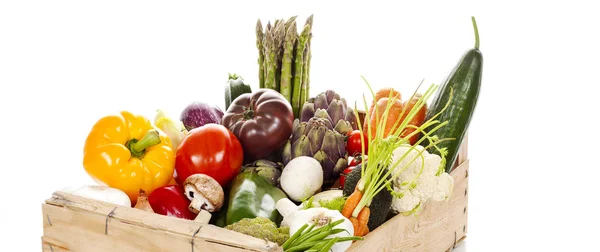 Assortiment de légumes frais dans une caisse — Photo